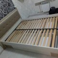 Кровать с подъемным механизмом и мягким изголовьем